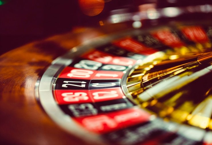 Tampilan live dealer dengan dealer profesional dan meja taruhan di aplikasi bandarjayatogel